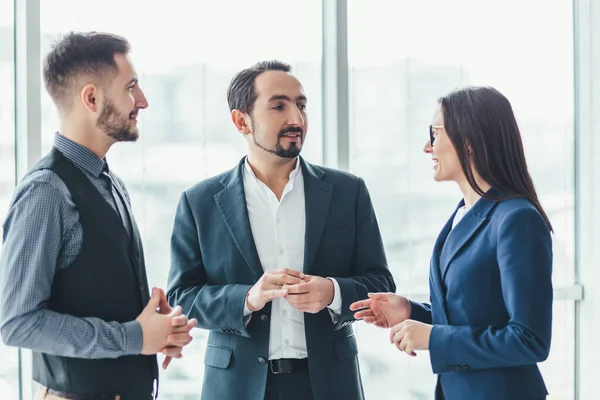 Un grupo de empresarios exitosos discutiendo un contrato importante de la empresa . — Foto de Stock