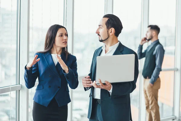 Gente ocupada discutiendo la puesta en marcha rentable, planeando su futura estrategia de negocio . — Foto de Stock