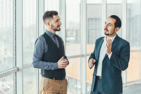 Equipo de empresarios que discuten una cuestión importante en la sesión informativa . — Foto de Stock