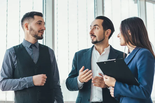 Un grupo de empresarios exitosos discutiendo un contrato importante de la empresa . — Foto de Stock