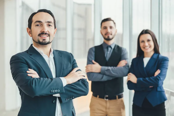 Três empresários animados comemorando a vitória, vitória incrível inesperada, grande coisa ou realização impressionante . — Fotografia de Stock