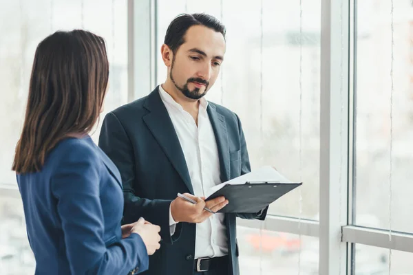 Gerente de la compañía trajo un documento para su jefe para firmar . — Foto de Stock