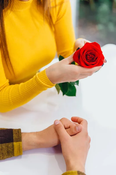 젊은 사람들의 총에 맞고, 특별 한 날 카페에서 만난 남자 아이는 사랑하는 여자 친구에게 빨간 장미를 드렸습니다. — 스톡 사진