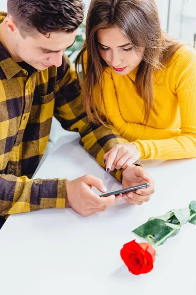 Feliz pareja romántica en el amor charlando con amigos a través de enlace de vídeo . — Foto de Stock