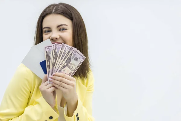 Concepto de presupuesto de viaje. Mujer feliz sostiene paquete de dinero y documentos de viaje listos para comenzar una gira de salida . — Foto de Stock