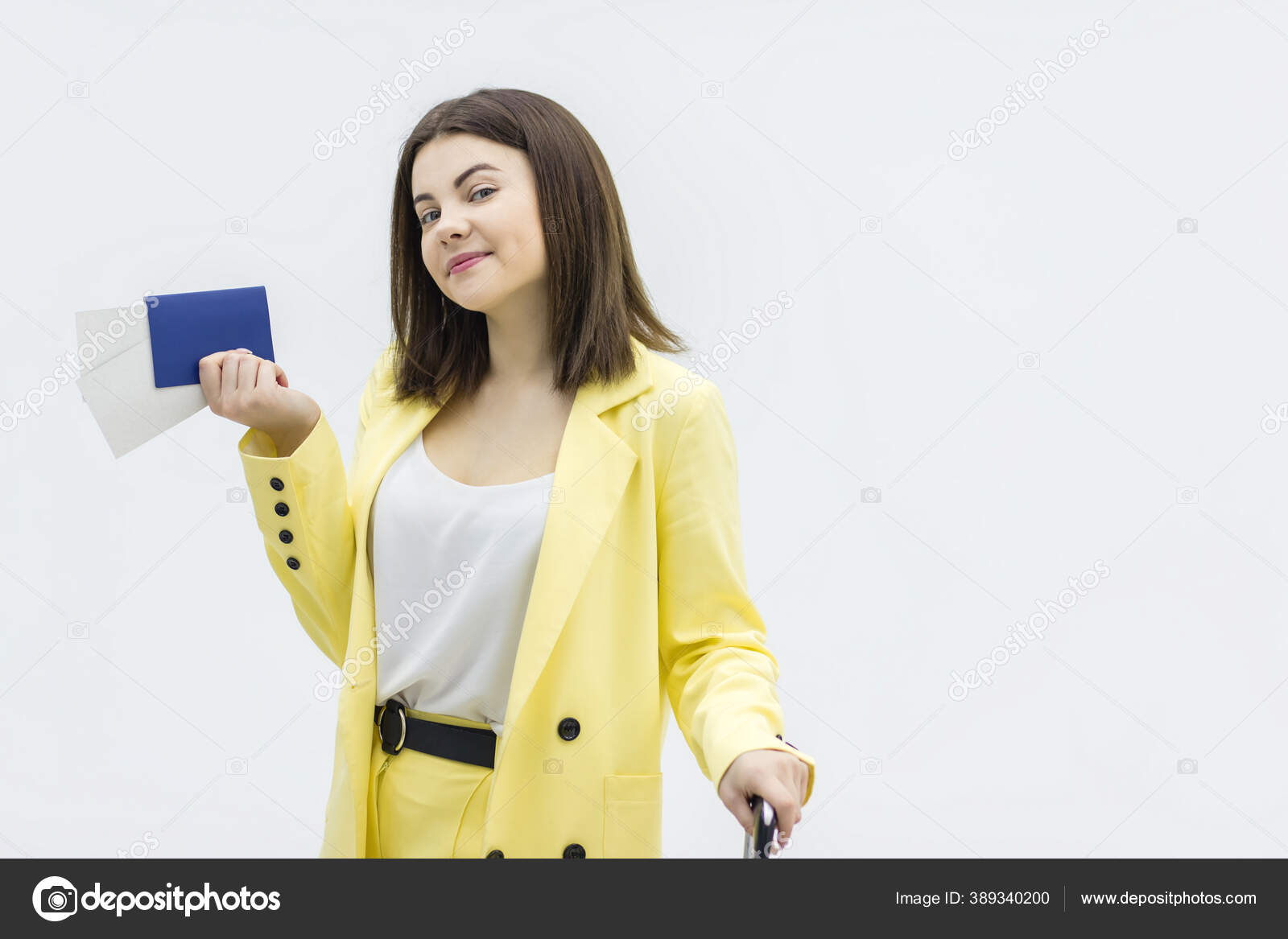 Seorang Wanita Dengan Koper Di Ruang Tunggu Menunggu Penerbangan Stok Foto C Andrew282 389340200