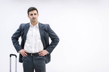 Erkek yolcu giriş yapmak ve bavulları bırakmak için kuyrukta bekliyor. Çok uzun sürdüğü için heyecanlanıyor..