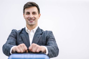 Bagajlar konsepti yönetir. Mutlu adam yolculuk için hazır, tüm kurallara ve kısıtlamalara göre bavulunu topladı..