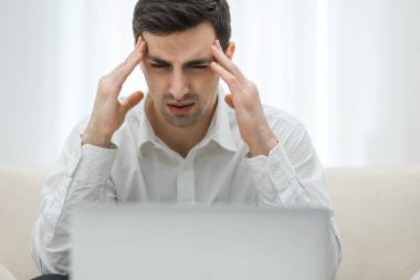 Evde dizüstü bilgisayarla çalışan genç iş adamının sorunlarından bıkmıştım..