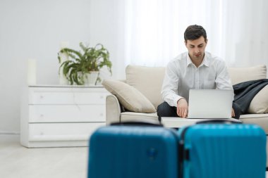 Bilgisayarlı ve iş gezisindeyken uzaktan kumandalı bir adam..