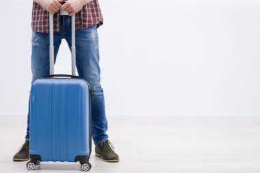 Modern uluslararası havaalanındaki kontrol gişesinde sıraya giren erkek yolcu..