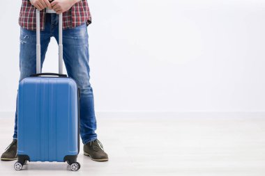 Modern uluslararası havaalanındaki kontrol gişesinde sıraya giren erkek yolcu..