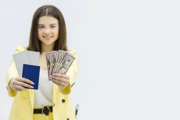 Concepto de presupuesto de viaje. Mujer feliz sostiene paquete de dinero y documentos de viaje listos para comenzar una gira de salida . — Foto de Stock