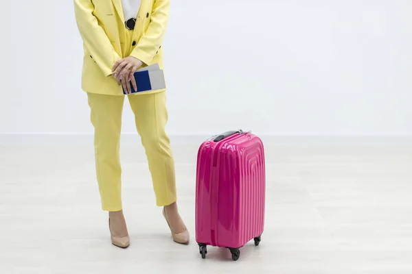 Una mujer con una maleta en la sala de espera, espera el vuelo . —  Fotos de Stock