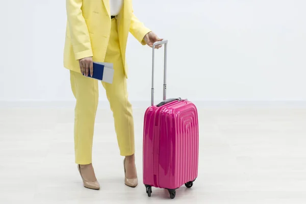 Foto recortada de una joven viajera con dos maletas listas para explorar un nuevo destino . — Foto de Stock
