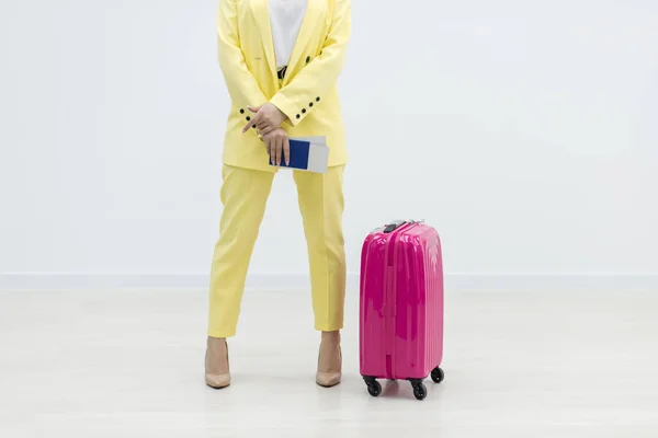 Eine Frau mit Koffer im Wartezimmer, wartet auf den Flug. — Stockfoto