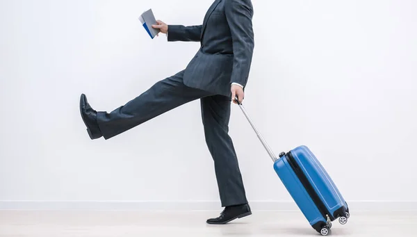 Gesneden schot van succesvolle zakenman op de luchthaven trekken trolley tassen klaar voor internationale zakenreis. — Stockfoto