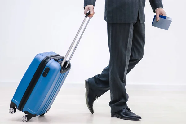 Gesneden schot van succesvolle zakenman op de luchthaven trekken trolley tassen klaar voor internationale zakenreis. — Stockfoto