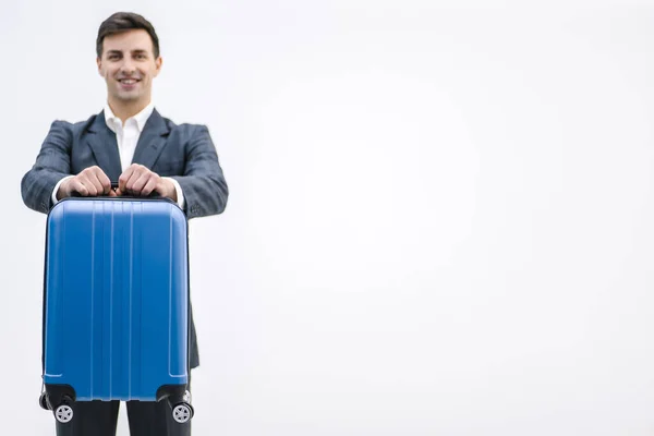 Conceito de regras de bagagem. Homem feliz pronto para a viagem, fez sua mala de acordo com todas as regras e restrições . — Fotografia de Stock