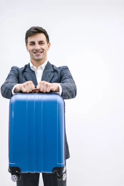 Bagage regels concept. Gelukkig man klaar voor de reis, pakte zijn koffer volgens alle regels en beperkingen. — Stockfoto
