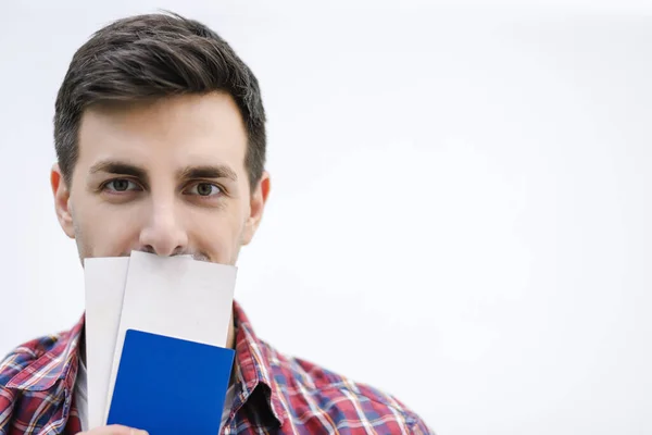 Närbild av man som innehar biljetter till flygplan och pass redo för resa, isolerad på vit bakgrund. — Stockfoto