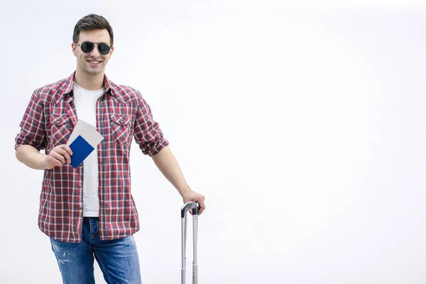 Joven emocionado listo para un viaje, diciendo adiós en el aeropuerto . — Foto de Stock