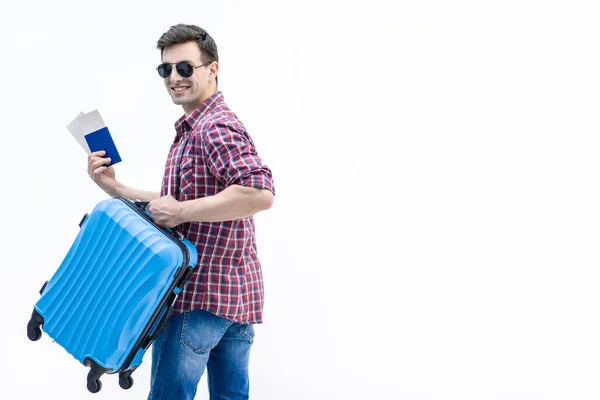 Joven emocionado listo para un viaje, diciendo adiós en el aeropuerto . — Foto de Stock