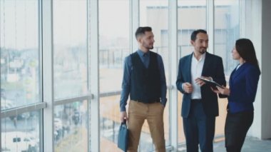 Erkek iş adamları sorunları tartışıyor. Uzayı kopyala Başarılı bir anlaşma. Sekreter imza için belge getiriyor. Arka plan bulanık. Kapatın. 4K.