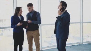 İş adamları arka plandaki bulanık ışık sorununu tartışıyorlar. Telefondaki adam ön cephede. Evet, tebrikler. Yumruklar yukarı. Uzayı kopyala Kapatın. 4K.