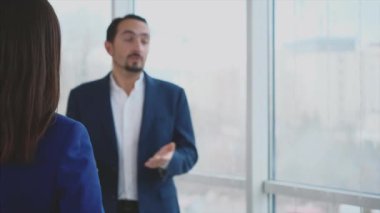 Ekin. Erkek ve kadın iş adamları sorunları tartışıyor. Başarılı bir takım. Uzayı kopyala Bulanık beyaz arka plan. Kapatın. 4K.