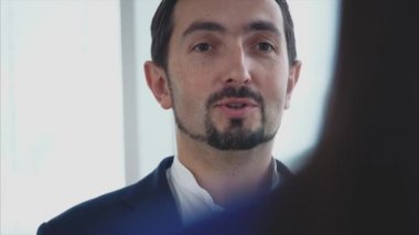 Ekin. Erkek ve kadın iş adamları sorunları tartışıyor. Başarılı bir takım. Uzayı kopyala Bulanık beyaz arka plan. Kapatın. 4K.