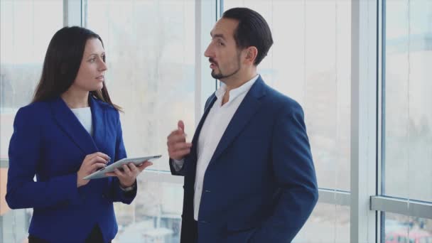 Close up. Business workers are discussing issues. Copy space. Woman is noting important information. Successful agreement. Blurred background. 4K. — Stock Video