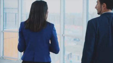 Neşeli işçiler bulanık ışık arka planında dans ediyorlar. Çak bir beşlik. Animasyon. 4K.