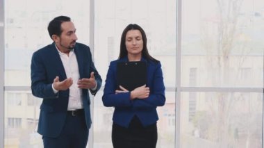 Sakin iş kadını forder tutuyor. İşçi, bulanık ışık arkaplanından maaş istiyor. Bana daha fazla para ver. Uzayı kopyala Animasyon. 4K.