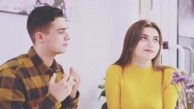 Sevimli kız kafedeki masada oturuyor. Erkek arkadaşını dinliyor. Onun sözlerinin boş olduğunu anlıyor. Falan filan. Kapatın. Boşluğu kopyala.