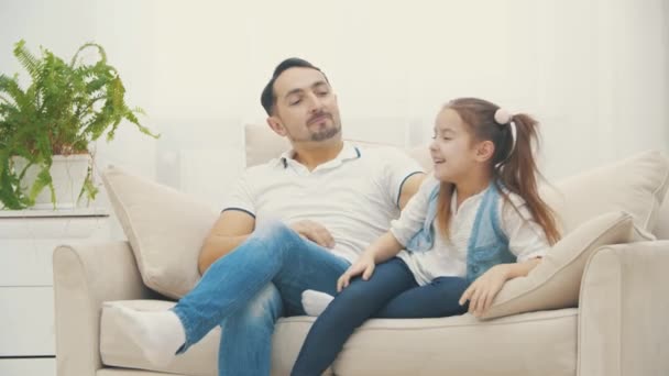 Agradable papá abrazando a su hermosa hija en un entrenador en 4k video de cámara lenta . — Vídeos de Stock