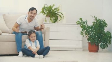 4K yavaş çekim videosu, ailesinin kızıyla oynaşırken çekilmiş..
