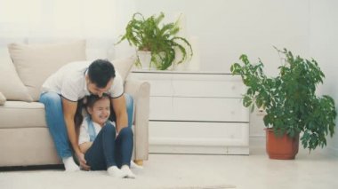 Babasının kızını sakinleştirmek gibi bir sorumluluğu var. 4K yavaş çekim videosunda..
