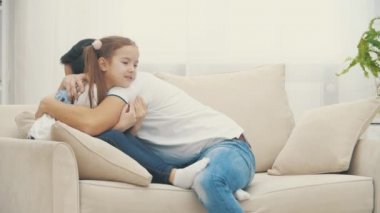 4K yavaş çekim videosu. Baba, kızı elinde tutuyor ve sarılıyor..