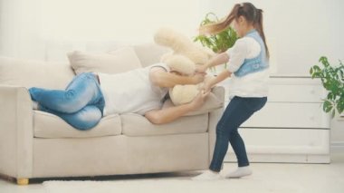 4k video 'da kız, babasından yavaş çekimde oynamasını istiyor..