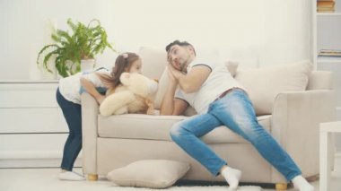 Kızı babasından 4K videoda yavaş çekimde oynamasını istemiş..