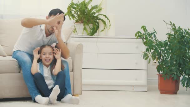 4k lassított videó, ahol a szülő tartja és játszik a lányával lófarok. — Stock videók