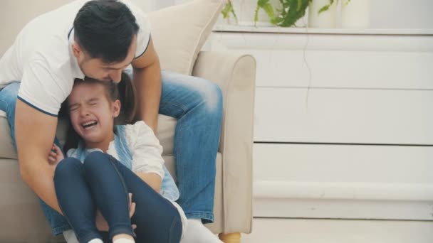 Father has a responsibility to calm down his daughter in 4k slowmotion video. — Stock Video