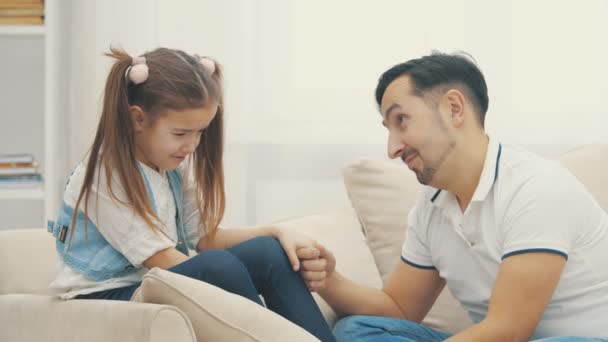 Vidéo ralenti 4k où la fille est déçue et le père lui parlant. — Video