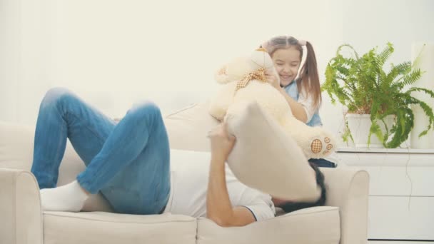 4k slow motion video waar leggende ouder probeert te spelen met zijn dochter. — Stockvideo