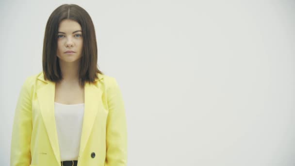 Vidéo au ralenti de la jeune femme heureuse applaudissant les mains, souriant isolé sur fond blanc. — Video