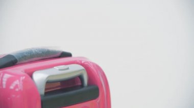 Tüm uçuş kuralları gereğince valiz çeken bir kadının yavaşlaması..