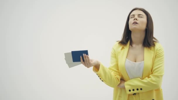 4k zpomalený film mladé dívky čekající dlouho na letišti, znuděný, protože její cesta byla zpožděna. — Stock video