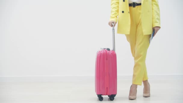 4k ralenti de la jeune fille qui attend longtemps à l'aéroport, ennuyé parce que son voyage a été annulé.. — Video