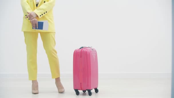 4K Timelapse of female in yellow standing in front of check-in counter at International Airport. — Stock video